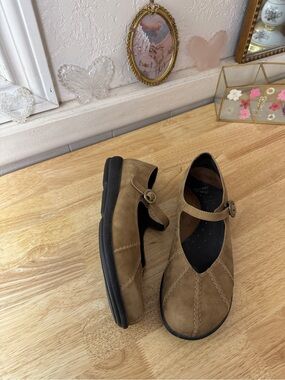 2000’s Classic Dansko Size EU 41 Tan Leather Mary Jane Flats Y2K Indie Retro
